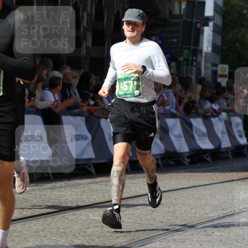 13.09.2026 - 21. swb-Marathon Bremen Strokosch-Dieckow http://msf.ph/oto/10324671 13.09.2026 13:10:55 Ziel 640, 1181, 1277, 1498, 1554, 2347, 2605, 4727, 5066, 5152, 5620, 5648, 6267, 7881, 335, 697, 2021, 2759, 3448, 3484, 3647, 4429, 4571, 5079, 6471, 6657, 8183, 9410, 9622 meine-sportfotos.de