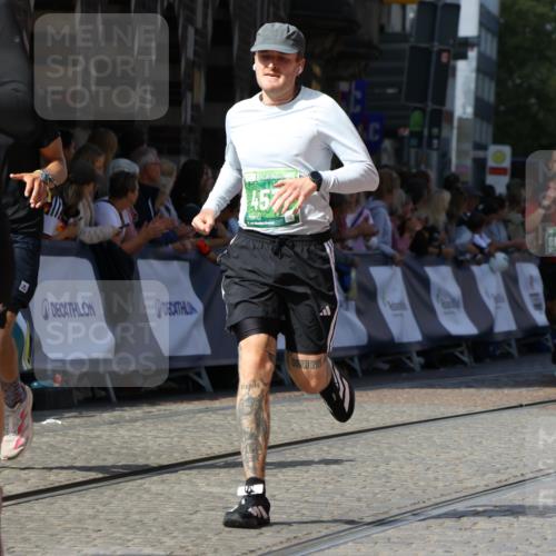 13.09.2026 - 21. swb-Marathon Bremen Strokosch-Dieckow http://msf.ph/oto/10324679 13.09.2026 13:10:55 Ziel 640, 1181, 1277, 1498, 1554, 2347, 2605, 4727, 5066, 5152, 5620, 5648, 6267, 7881, 335, 697, 2021, 2759, 3448, 3484, 3647, 4429, 4571, 5079, 6471, 6657, 8183, 9410, 9622 meine-sportfotos.de