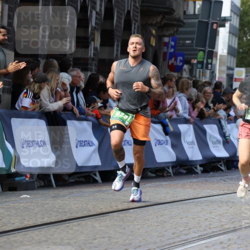 13.09.2026 - 21. swb-Marathon Bremen Strokosch-Dieckow http://msf.ph/oto/10325413 13.09.2026 13:11:20 Ziel 335, 384, 697, 2021, 2759, 3484, 3647, 4023, 4429, 4475, 4571, 5079, 5168, 5314, 6471, 6657, 7115, 7136, 8183, 9410, 9622, 382, 3899, 7109, 8982, 9291 meine-sportfotos.de