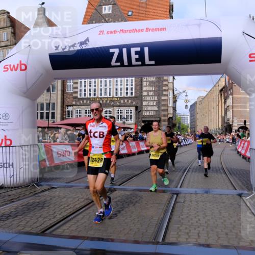 13.09.2026 - 21. swb-Marathon Bremen Tim E. http://msf.ph/oto/10325956 13.09.2026 11:01:12 Ziel 10093, 10367, 10368, 10428, 10639, 10753, 10857, 11055, 11247, 11343, 11359, 11475, 11540, 11728, 11797, 11804, 11819, 11959, 12006, 12085, 12116, 12397, 12428 meine-sportfotos.de