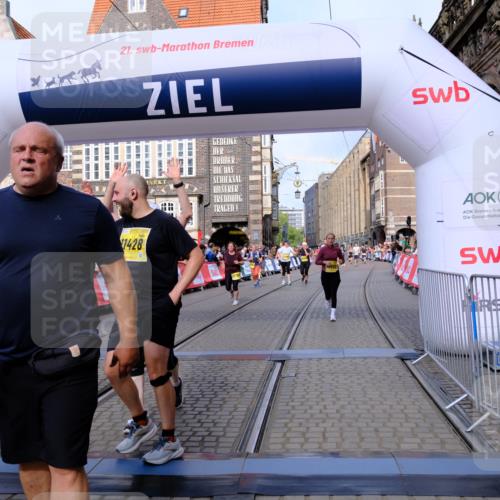 13.09.2026 - 21. swb-Marathon Bremen Tim E. http://msf.ph/oto/10326470 13.09.2026 11:01:26 Ziel 10428, 10639, 10892, 10964, 10965, 11049, 11116, 11260, 11306, 11428, 11540, 11681, 11682, 11751, 11813, 11816, 11850, 12085, 12241, 12245, 12283, 12390, 12391 meine-sportfotos.de