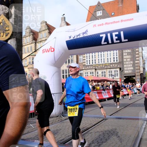 13.09.2026 - 21. swb-Marathon Bremen Tim E. http://msf.ph/oto/10326496 13.09.2026 11:01:28 Ziel 10428, 10639, 10892, 10964, 10965, 11049, 11116, 11260, 11306, 11428, 11681, 11682, 11751, 11813, 11816, 11850, 12085, 12241, 12245, 12283, 12390, 12391 meine-sportfotos.de
