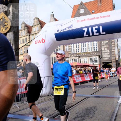 13.09.2026 - 21. swb-Marathon Bremen Tim E. http://msf.ph/oto/10326507 13.09.2026 11:01:28 Ziel 10428, 10639, 10892, 10964, 10965, 11049, 11116, 11260, 11306, 11428, 11681, 11682, 11751, 11813, 11816, 11850, 12085, 12241, 12245, 12283, 12390, 12391 meine-sportfotos.de