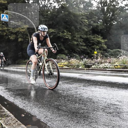 13.09.2026 - Stadtparktriathlon H.Heesch http://msf.ph/oto/10326567 13.09.2026 11:44:21 Radfahren 819, 833, 844, 896, 906, 923 meine-sportfotos.de