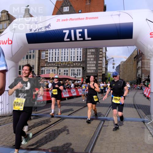 13.09.2026 - 21. swb-Marathon Bremen Tim E. http://msf.ph/oto/10326849 13.09.2026 11:01:41 Ziel 10181, 10560, 10647, 10648, 10678, 11260, 11306, 11324, 11459, 11467, 11550, 11551, 11666, 11751, 11788, 11796, 11798, 11813, 11816, 11969, 11970, 12047, 12062, 12245, 12283, 12390, 12391 meine-sportfotos.de