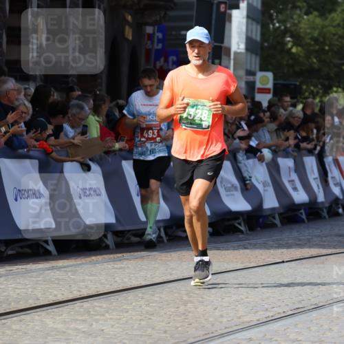 13.09.2026 - 21. swb-Marathon Bremen Strokosch-Dieckow http://msf.ph/oto/10326935 13.09.2026 13:12:16 Ziel 493, 826, 863, 2444, 2820, 3336, 3703, 4283, 4368, 4651, 4698, 5521, 5893, 6668, 7621, 8996, 9398, 899, 1517, 2480, 3362, 4560, 7328, 8981 meine-sportfotos.de