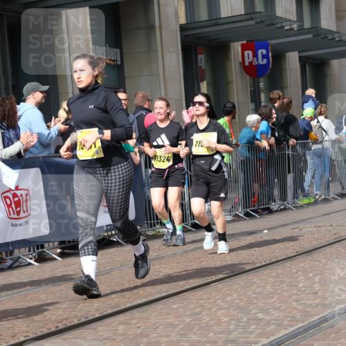 13.09.2026 - 21. swb-Marathon Bremen Strokosch-Dieckow http://msf.ph/oto/10327084 13.09.2026 11:01:22 Ziel 10181, 10251, 10332, 10497, 10560, 11075, 11150, 11305, 11324, 11369, 11412, 11413, 11467, 11479, 11486, 11550, 11551, 11666, 11668, 11747, 11788, 11798, 11985, 11986, 12047, 12379, 12466, 10639, 10647, 10648, 10678, 10892, 10964, 10965, 11049, 11116, 11260, 11306, 11428, 11459, 11681, 11682, 11751, 11796, 11813, 11816, 11850, 11969, 11970, 12062, 12085, 12241, 12245, 12283, 12390, 12391 meine-sportfotos.de