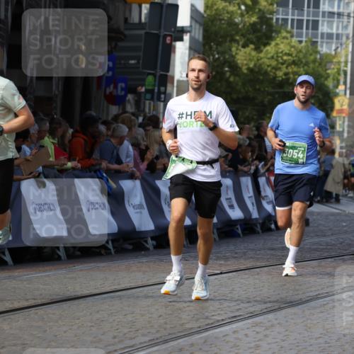 13.09.2026 - 21. swb-Marathon Bremen Strokosch-Dieckow http://msf.ph/oto/10327170 13.09.2026 13:12:31 Ziel 493, 2447, 2820, 3336, 3362, 3703, 3830, 4283, 5940, 6107, 6739, 7521, 7621, 13013, 2362, 3054, 3988, 4879, 5416, 6796, 8029, 9775, 9803, 13106 meine-sportfotos.de