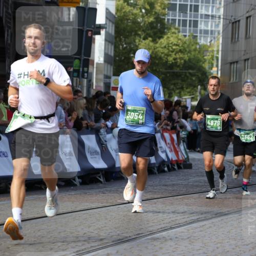 13.09.2026 - 21. swb-Marathon Bremen Strokosch-Dieckow http://msf.ph/oto/10327221 13.09.2026 13:12:31 Ziel 493, 2447, 2820, 3336, 3362, 3703, 3830, 4283, 5940, 6107, 6739, 7521, 7621, 13013, 2362, 3054, 3988, 4879, 5416, 6796, 8029, 9775, 9803, 13106 meine-sportfotos.de