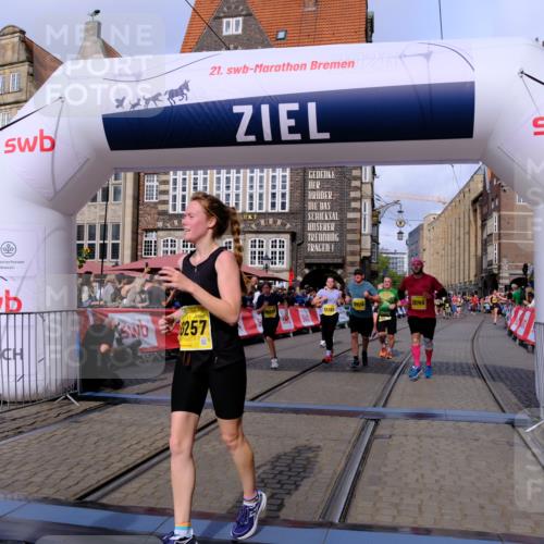 13.09.2026 - 21. swb-Marathon Bremen Tim E. http://msf.ph/oto/10327837 13.09.2026 11:02:16 Ziel 10257, 10409, 10444, 10473, 10500, 10617, 10803, 10817, 10924, 11115, 11268, 11369, 11412, 11413, 11436, 11859, 12016, 12095, 12145, 12360, 12379, 12412, 12466, 12506 meine-sportfotos.de
