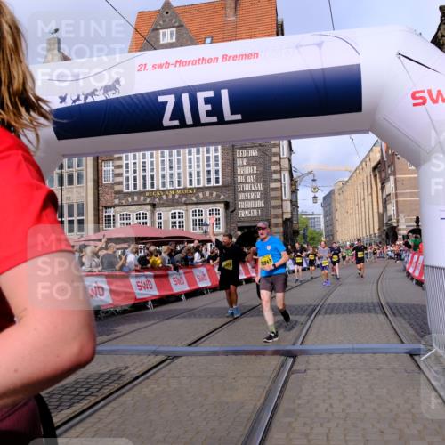13.09.2026 - 21. swb-Marathon Bremen Tim E. http://msf.ph/oto/10328509 13.09.2026 11:02:33 Ziel 10153, 10154, 10173, 10273, 10274, 10278, 10331, 10338, 10439, 10473, 10636, 10738, 10885, 10915, 10943, 11249, 11505, 11576, 11811, 11853, 11886, 12042, 12094, 12134, 12135, 12437 meine-sportfotos.de