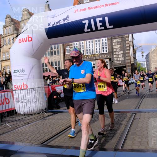 13.09.2026 - 21. swb-Marathon Bremen Tim E. http://msf.ph/oto/10328554 13.09.2026 11:02:36 Ziel 10153, 10154, 10173, 10273, 10274, 10278, 10331, 10338, 10439, 10473, 10636, 10738, 10885, 10915, 10943, 11249, 11505, 11576, 11811, 11853, 11886, 12042, 12094, 12134, 12135, 12437 meine-sportfotos.de