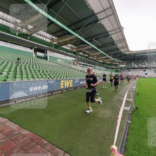 13.09.2026 - 21. swb-Marathon Bremen Michael Burmester http://msf.ph/oto/10328844 13.09.2026 13:35:03 Laufen im Stadion 170, 193, 368, 428, 462, 496, 657, 679, 709, 916, 1026, 1048, 1098, 1280, 1321, 1396, 1444, 1553, 1557, 1560, 1607, 1661, 1703, 1726, 1760, 1772, 1784, 1827, 1965, 1974, 1977, 1992, 1996, 2335, 2338, 2451, 2479, 2511, 2515, 2543, 2578, 2641, 2650, 2735, 2757, 2787, 2789, 2791, 2894, 3090, 3179, 3191, 3345, 3406, 3443, 3472, 3503, 3547, 3555, 3577, 3660, 3708, 3709, 3720, 3801, 3875, 3904, 3911, 3914, 4001, 4014, 4200, 4290, 4500, 4546, 4561, 4880, 4967, 5000, 5151, 5818 meine-sportfotos.de