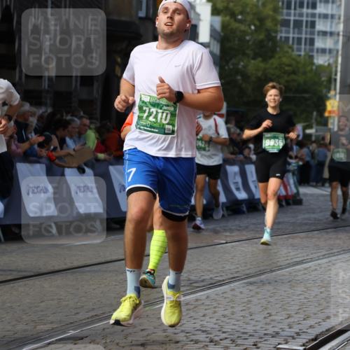 13.09.2026 - 21. swb-Marathon Bremen Strokosch-Dieckow http://msf.ph/oto/10329116 13.09.2026 13:13:51 Ziel 779, 2130, 2360, 2401, 2767, 2882, 6407, 7493, 8477, 8568, 8840, 8963, 9442, 13099, 670, 1433, 1613, 2701, 2824, 3236, 5593, 5610, 6145, 7283, 7435, 7963, 8118, 8886, 9426, 9635, 10105 meine-sportfotos.de