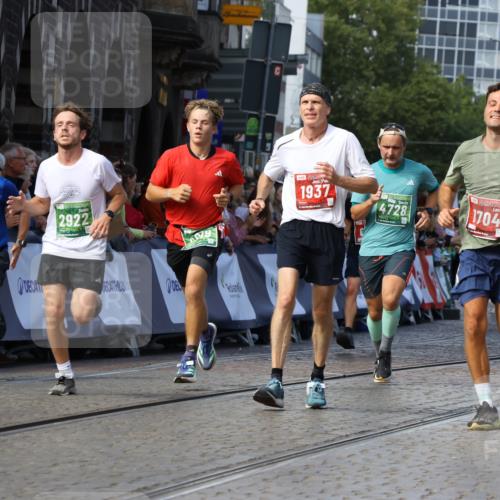 13.09.2026 - 21. swb-Marathon Bremen Strokosch-Dieckow http://msf.ph/oto/10329396 13.09.2026 13:14:12 Ziel 524, 670, 683, 1704, 1707, 1937, 2422, 2824, 3236, 3413, 5443, 5610, 6451, 7210, 7283, 7707, 9426, 9635, 9884, 107, 469, 1125, 1542, 2043, 2084, 2203, 2913, 2922, 3545, 4452, 4728, 5836, 5986, 6130, 7591, 7659, 7826, 8456, 8919, 9783 meine-sportfotos.de