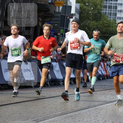 13.09.2026 - 21. swb-Marathon Bremen Strokosch-Dieckow http://msf.ph/oto/10329407 13.09.2026 13:14:12 Ziel 524, 670, 683, 1704, 1707, 1937, 2422, 2824, 3236, 3413, 5443, 5610, 6451, 7210, 7283, 7707, 9426, 9635, 9884, 107, 469, 1125, 1542, 2043, 2084, 2203, 2913, 2922, 3545, 4452, 4728, 5836, 5986, 6130, 7591, 7659, 7826, 8456, 8919, 9783 meine-sportfotos.de