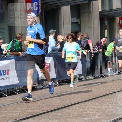 13.09.2026 - 21. swb-Marathon Bremen Strokosch-Dieckow http://msf.ph/oto/10330065 13.09.2026 11:02:35 Ziel 10185, 10190, 10296, 10633, 10715, 10731, 10783, 10945, 10954, 10955, 10985, 11095, 11096, 11107, 11313, 11564, 11697, 11701, 11719, 11730, 11776, 11785, 12071, 12154, 12247, 12421, 12432, 12448, 12451, 12465, 12483, 10153, 10154, 10173, 10273, 10274, 10278, 10331, 10338, 10738, 10885, 10915, 10943, 11137, 11261, 11505, 11508, 11526, 11554, 11662, 11853, 11886, 11890, 11945, 12154, 12169, 12252, 12429, 12489 meine-sportfotos.de