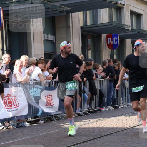 13.09.2026 - 21. swb-Marathon Bremen Strokosch-Dieckow http://msf.ph/oto/10330120 13.09.2026 13:22:01 Ziel 1601, 1645, 1933, 2499, 3021, 3855, 4204, 4211, 4697, 6621, 7625, 7917, 8447, 8574, 9668, 9839, 141, 148, 572, 1209, 1254, 2051, 2397, 3290, 3338, 3652, 3695, 3774, 3934, 4581, 4735, 5193, 6865, 6976, 7098, 8438, 8452, 8924, 8947, 9059, 9421, 9599, 10120 meine-sportfotos.de
