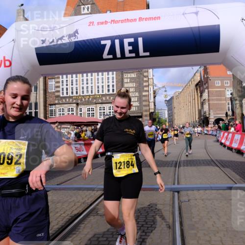 13.09.2026 - 21. swb-Marathon Bremen Tim E. http://msf.ph/oto/10330144 13.09.2026 11:03:38 Ziel 10092, 10150, 10187, 10195, 10237, 10309, 10531, 10724, 10904, 10959, 11493, 11598, 11773, 11830, 12068, 12184, 12185, 12611 meine-sportfotos.de