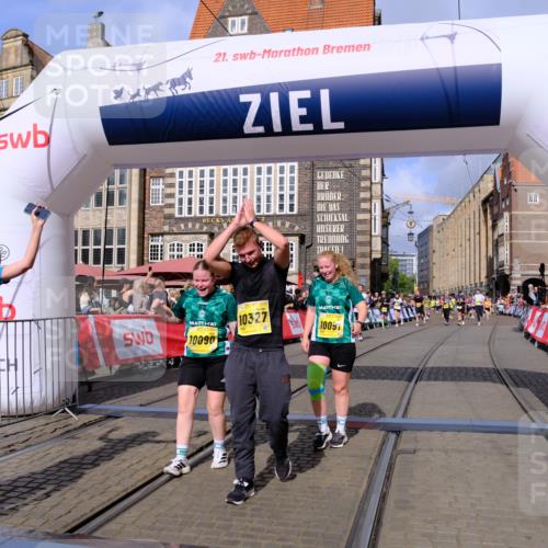 13.09.2026 - 21. swb-Marathon Bremen Tim E. http://msf.ph/oto/10330532 13.09.2026 11:03:58 Ziel 10090, 10091, 10327, 10420, 10429, 10569, 10796, 10902, 10950, 11211, 11411, 11595, 11655, 11746, 11868, 12074 meine-sportfotos.de