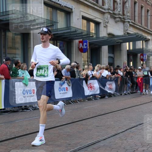 13.09.2026 - 21. swb-Marathon Bremen Strokosch-Dieckow http://msf.ph/oto/10330657 13.09.2026 13:22:17 Ziel 388, 913, 1933, 2402, 2481, 2771, 2806, 3855, 4483, 4697, 6707, 6891, 7586, 8547, 8551, 8694, 9090, 9510, 141, 148, 1601, 1645, 2051, 2499, 3021, 3652, 4204, 4211, 5193, 6621, 7625, 7917, 8447, 8452, 8574, 8924, 9599, 9668, 9839 meine-sportfotos.de