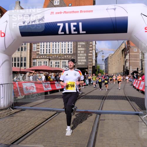 13.09.2026 - 21. swb-Marathon Bremen Tim E. http://msf.ph/oto/10330724 13.09.2026 11:04:04 Ziel 10090, 10091, 10152, 10327, 10357, 10403, 10429, 10569, 10796, 10918, 10950, 11149, 11325, 11451, 11511, 11595, 11868, 11967, 12074, 12504 meine-sportfotos.de