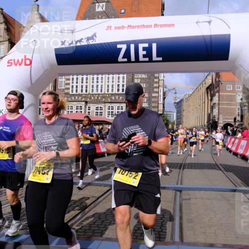 13.09.2026 - 21. swb-Marathon Bremen Tim E. http://msf.ph/oto/10330902 13.09.2026 11:04:10 Ziel 10152, 10357, 10403, 10429, 10607, 10659, 10720, 10796, 10918, 11149, 11319, 11325, 11451, 11470, 11471, 11511, 11618, 11868, 11967, 12140, 12260, 12392, 12433, 12504 meine-sportfotos.de