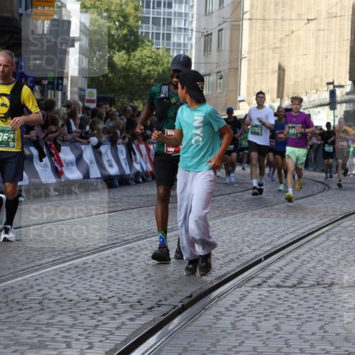 13.09.2026 - 21. swb-Marathon Bremen Strokosch-Dieckow http://msf.ph/oto/10331169 13.09.2026 13:25:23 Ziel 972, 1080, 1166, 1264, 1436, 1448, 2322, 2761, 3105, 4091, 4113, 4507, 4918, 4973, 6079, 6360, 6544, 6943, 7409, 7854, 8245, 9073, 9152, 9360, 9493, 13088, 191, 209, 1650, 3124, 3186, 3806, 4717, 5703, 5755, 5814, 7252, 8545, 8597, 8695, 8890, 9468, 9506 meine-sportfotos.de