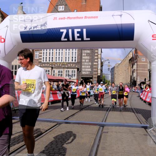 13.09.2026 - 21. swb-Marathon Bremen Tim E. http://msf.ph/oto/10331195 13.09.2026 11:04:21 Ziel 10152, 10390, 10403, 10516, 10607, 10659, 10671, 10672, 10720, 10726, 10912, 10913, 10918, 11149, 11221, 11318, 11319, 11470, 11471, 11511, 11539, 11618, 11726, 11909, 11967, 12001, 12103, 12113, 12140, 12260, 12276, 12392, 12433, 12504 meine-sportfotos.de