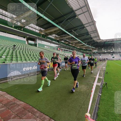 13.09.2026 - 21. swb-Marathon Bremen Michael Burmester http://msf.ph/oto/10331264 13.09.2026 13:37:48 Laufen im Stadion 144, 284, 360, 398, 410, 421, 444, 590, 756, 799, 848, 971, 983, 1132, 1135, 1279, 1620, 1734, 1762, 1951, 2060, 2078, 2119, 2227, 2376, 2639, 2642, 2687, 2772, 2842, 2892, 2925, 2926, 2939, 3299, 3303, 3383, 3384, 3408, 3427, 3499, 3570, 3640, 3646, 3731, 3779, 3839, 3919, 3985, 3992, 3993, 4084, 4147, 4148, 4210, 4252, 4314, 4416, 4538, 4767, 4770, 4801, 4845, 4863, 4939, 5138, 5145, 5166, 5182, 5210, 5453, 5461, 5536, 5679, 5708, 5711, 6192, 6309, 170 meine-sportfotos.de