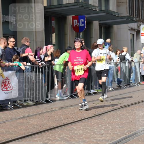 13.09.2026 - 21. swb-Marathon Bremen Strokosch-Dieckow http://msf.ph/oto/10331340 13.09.2026 11:03:04 Ziel 10092, 10150, 10187, 10195, 10237, 10309, 10420, 10531, 10724, 10727, 10902, 10904, 10959, 11070, 11211, 11411, 11493, 11598, 11655, 11676, 11746, 11773, 11830, 12068, 12184, 12185, 12611, 10185, 10190, 10296, 10528, 10598, 10633, 10715, 10727, 10731, 10783, 10945, 10954, 10955, 10985, 11070, 11095, 11096, 11107, 11313, 11564, 11676, 11697, 11701, 11719, 11730, 11776, 11785, 11836, 12071, 12214, 12247, 12421, 12432, 12448, 12465, 12483 meine-sportfotos.de