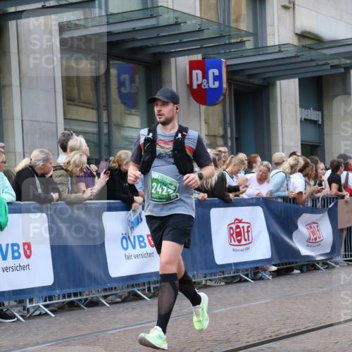 13.09.2026 - 21. swb-Marathon Bremen Strokosch-Dieckow http://msf.ph/oto/10332074 13.09.2026 13:22:57 Ziel 1809, 1900, 1935, 2306, 2367, 2427, 2827, 2899, 2914, 2961, 3098, 3233, 3374, 3531, 3729, 3861, 3920, 5114, 5820, 5821, 6923, 8045, 8231, 8304, 8732, 8787, 8819, 8820, 8863, 9436, 9827, 9921, 10127, 388, 913, 1963, 2040, 2402, 2771, 2806, 3098, 3145, 3560, 4483, 6707, 6737, 6792, 7909, 8377, 8551, 8646, 8671, 8672, 8819, 8820, 9090, 9510 meine-sportfotos.de