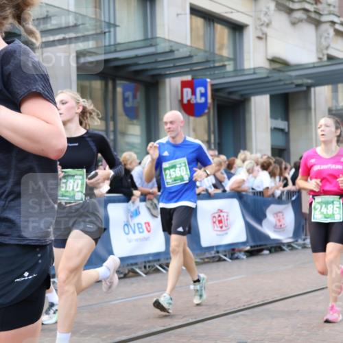 13.09.2026 - 21. swb-Marathon Bremen Strokosch-Dieckow http://msf.ph/oto/10332768 13.09.2026 13:23:21 Ziel 135, 672, 2288, 2371, 2409, 2485, 2490, 2560, 2627, 3078, 3138, 3173, 3642, 3856, 3861, 3939, 4601, 4671, 5011, 5116, 5231, 5908, 6157, 6332, 6648, 6843, 6848, 7216, 7475, 8095, 8290, 8560, 9088, 9196, 10115, 1809, 1900, 1935, 2306, 2367, 2427, 2827, 2899, 2914, 2961, 3098, 3233, 3374, 3531, 3729, 3920, 5114, 5820, 5821, 6923, 8045, 8231, 8304, 8671, 8672, 8732, 8787, 8819, 8820, 8863, 9436, 9827, 9921, 10127 meine-sportfotos.de