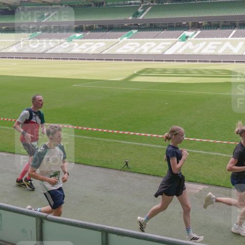 13.09.2026 - 21. swb-Marathon Bremen Michael Burmester http://msf.ph/oto/10332908 13.09.2026 13:04:59 Laufen im Stadion 178, 209, 210, 244, 323, 394, 534, 536, 565, 647, 725, 881, 891, 900, 1073, 1239, 1243, 1307, 1308, 1343, 1373, 1380, 1456, 1479, 1627, 1649, 1653, 1656, 1687, 1780, 1914, 1932, 1941, 2023, 2089, 2126, 2223, 2241, 2244, 2265, 2301, 2369, 2430, 2452, 2464, 2602, 2723, 2742, 2764, 2851, 2867, 2872, 2891, 2910, 2919, 2957, 2959, 2985, 3028, 3030, 3115, 3217, 3278, 3320, 3343, 3419, 3425, 3444, 3454, 3485, 3521, 3579, 3618, 3796, 3909, 242 meine-sportfotos.de