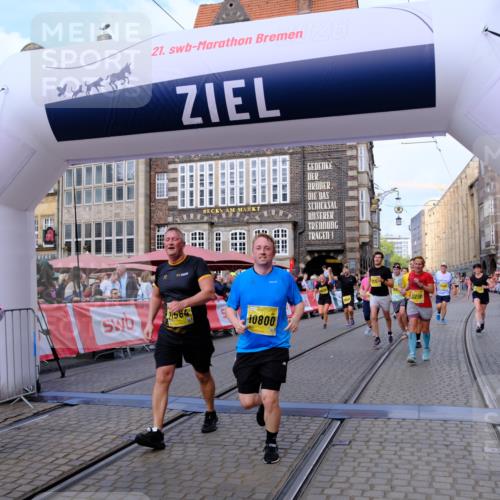 13.09.2026 - 21. swb-Marathon Bremen Tim E. http://msf.ph/oto/10333214 13.09.2026 11:05:27 Ziel 10370, 10411, 10465, 10576, 10697, 10718, 10800, 10802, 10850, 10975, 10995, 11102, 11105, 11157, 11218, 11281, 11326, 11584, 11616, 11722, 11900, 12002, 12011, 12064, 12079, 12080, 12099, 12335, 12522 meine-sportfotos.de