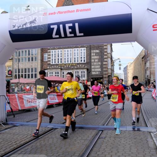 13.09.2026 - 21. swb-Marathon Bremen Tim E. http://msf.ph/oto/10333246 13.09.2026 11:05:29 Ziel 10370, 10411, 10465, 10576, 10697, 10718, 10800, 10802, 10850, 10975, 10995, 11102, 11105, 11157, 11218, 11281, 11326, 11584, 11616, 11722, 11900, 12002, 12011, 12064, 12079, 12080, 12099, 12335 meine-sportfotos.de