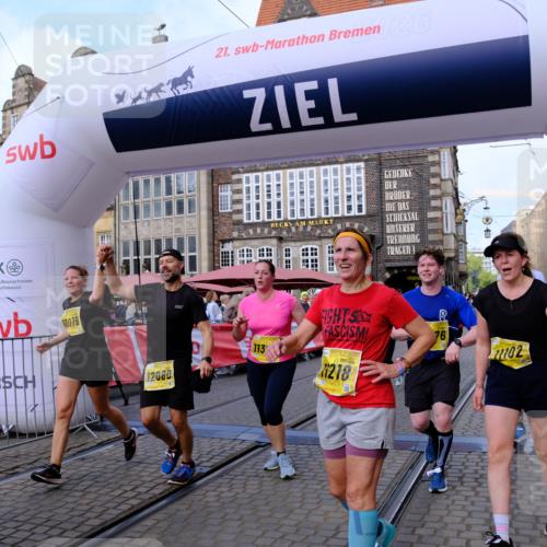 13.09.2026 - 21. swb-Marathon Bremen Tim E. http://msf.ph/oto/10333357 13.09.2026 11:05:31 Ziel 10370, 10411, 10576, 10697, 10717, 10718, 10800, 10802, 10995, 11102, 11105, 11157, 11218, 11281, 11326, 11334, 11584, 11616, 11722, 11900, 12002, 12011, 12064, 12079, 12080, 12099, 12335 meine-sportfotos.de