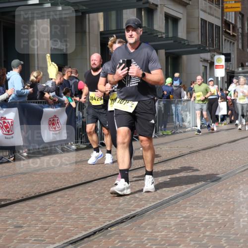 13.09.2026 - 21. swb-Marathon Bremen Strokosch-Dieckow http://msf.ph/oto/10333379 13.09.2026 11:03:40 Ziel 10152, 10357, 10390, 10403, 10429, 10516, 10607, 10659, 10671, 10672, 10720, 10726, 10796, 10912, 10913, 10918, 11149, 11318, 11319, 11325, 11451, 11470, 11471, 11511, 11539, 11618, 11868, 11909, 11967, 12001, 12103, 12113, 12140, 12260, 12392, 12433, 12504, 10090, 10091, 10092, 10187, 10309, 10327, 10420, 10569, 10902, 10904, 10950, 11211, 11411, 11595, 11598, 11655, 11746, 11773, 12074, 12184, 12185, 12611 meine-sportfotos.de