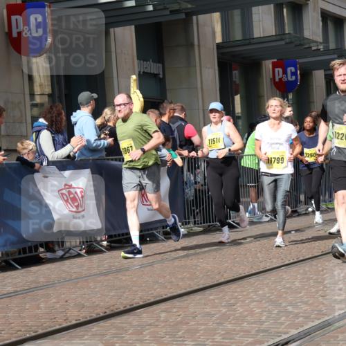 13.09.2026 - 21. swb-Marathon Bremen Strokosch-Dieckow http://msf.ph/oto/10333462 13.09.2026 11:03:45 Ziel 10152, 10291, 10357, 10390, 10403, 10429, 10516, 10607, 10659, 10671, 10672, 10720, 10726, 10912, 10913, 10918, 11149, 11221, 11318, 11319, 11325, 11451, 11470, 11471, 11511, 11539, 11618, 11726, 11909, 11967, 12001, 12103, 12113, 12140, 12260, 12276, 12392, 12433, 12504, 10090, 10091, 10187, 10327, 10420, 10429, 10569, 10796, 10902, 10950, 11211, 11411, 11595, 11598, 11655, 11746, 11773, 11868, 12074 meine-sportfotos.de