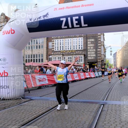 13.09.2026 - 21. swb-Marathon Bremen Tim E. http://msf.ph/oto/10333467 13.09.2026 11:05:39 Ziel 10186, 10411, 10432, 10576, 10697, 10717, 10802, 10995, 11102, 11146, 11157, 11218, 11314, 11326, 11334, 11387, 11394, 11521, 11571, 11572, 11616, 12011, 12055, 12079, 12080, 12251 meine-sportfotos.de