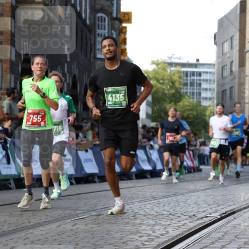 13.09.2026 - 21. swb-Marathon Bremen Strokosch-Dieckow http://msf.ph/oto/10333599 13.09.2026 13:16:43 Ziel 740, 755, 792, 1076, 1162, 1605, 2604, 5554, 5963, 6721, 7053, 7603, 7801, 8171, 8288, 8398, 9031, 9115, 385, 472, 675, 734, 827, 1970, 2319, 2473, 2809, 3706, 3716, 3961, 4135, 4137, 5772, 6049, 6531, 6535, 6819, 7297, 7387 meine-sportfotos.de