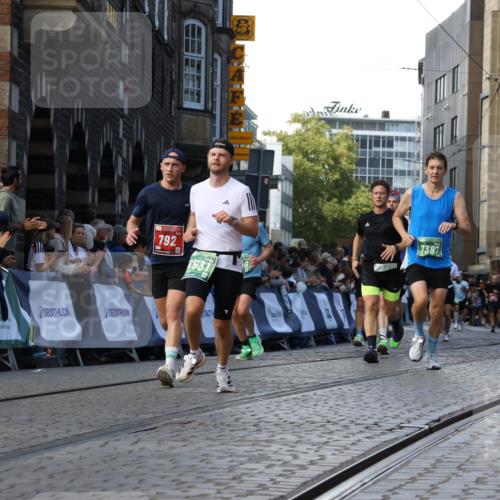 13.09.2026 - 21. swb-Marathon Bremen Strokosch-Dieckow http://msf.ph/oto/10333682 13.09.2026 13:16:46 Ziel 755, 792, 816, 1076, 1162, 2604, 5554, 5963, 6367, 7053, 7603, 7801, 8171, 8288, 9031, 9115, 385, 472, 1970, 2319, 3706, 3961, 4137, 6049, 6531, 6704, 6819, 7297, 7387 meine-sportfotos.de