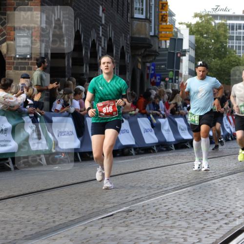 13.09.2026 - 21. swb-Marathon Bremen Strokosch-Dieckow http://msf.ph/oto/10333910 13.09.2026 13:16:59 Ziel 472, 675, 696, 734, 816, 827, 985, 1076, 2473, 2474, 2809, 3716, 4135, 4485, 5255, 5772, 6367, 6531, 6535, 7603, 7875, 8171, 8288, 2052, 3246, 4156, 4805, 6624, 6759, 6953, 7284, 8111, 8418, 8858 meine-sportfotos.de