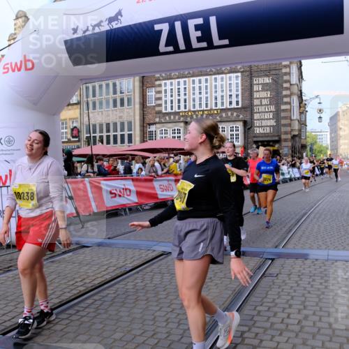 13.09.2026 - 21. swb-Marathon Bremen Tim E. http://msf.ph/oto/10334232 13.09.2026 11:06:01 Ziel 10018, 10168, 10238, 10259, 10260, 10305, 10457, 10864, 11024, 11520, 11724, 11791, 11892, 11947, 12156, 12273, 12362, 12378, 12501, 12523, 12528, 12773 meine-sportfotos.de