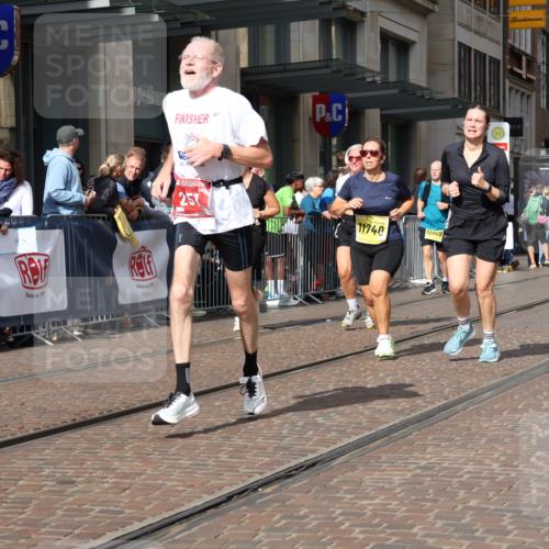 13.09.2026 - 21. swb-Marathon Bremen Strokosch-Dieckow http://msf.ph/oto/10334433 13.09.2026 11:04:13 Ziel 10160, 10245, 10481, 10526, 10613, 10711, 10755, 10877, 11114, 11214, 11215, 11248, 11364, 11410, 11592, 11720, 11740, 11761, 11991, 12009, 12929, 10152, 10182, 10291, 10390, 10403, 10516, 10607, 10659, 10671, 10672, 10720, 10726, 10912, 10913, 10918, 11149, 11221, 11318, 11319, 11336, 11470, 11471, 11511, 11539, 11618, 11726, 11909, 11967, 12001, 12103, 12113, 12140, 12260, 12276, 12392, 12433, 12504 meine-sportfotos.de
