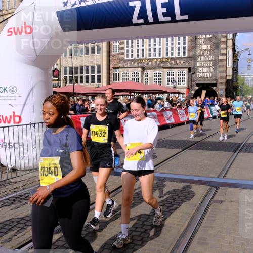 13.09.2026 - 21. swb-Marathon Bremen Tim E. http://msf.ph/oto/10335015 13.09.2026 11:06:39 Ziel 10376, 10681, 10682, 10852, 10853, 11028, 11029, 11340, 11374, 11432, 11460, 11690, 11729, 11849, 12217, 12479, 12485 meine-sportfotos.de
