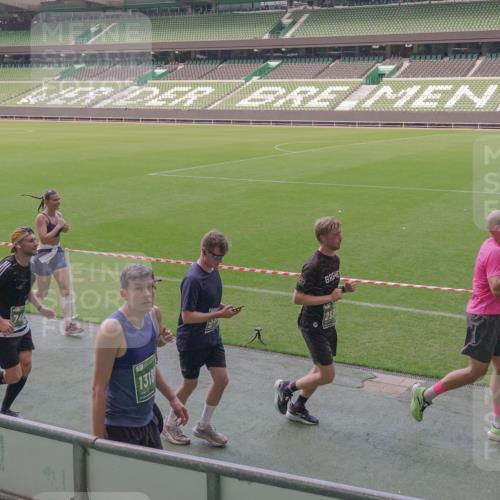13.09.2026 - 21. swb-Marathon Bremen Michael Burmester http://msf.ph/oto/10335886 13.09.2026 13:11:01 Laufen im Stadion 164, 265, 373, 448, 581, 703, 869, 984, 1113, 1180, 1738, 1851, 1855, 1867, 1894, 1936, 1952, 1967, 2202, 2232, 2268, 2281, 2284, 2299, 2330, 2333, 2339, 2342, 2353, 2426, 2432, 2443, 2530, 2531, 2553, 2573, 2589, 2594, 2654, 2659, 2669, 2682, 2714, 2717, 2784, 2785, 2804, 2819, 2822, 2836, 2907, 2920, 2932, 2976, 3026, 3027, 3032, 3063, 3079, 3082, 3086, 3089, 3122, 3159, 3174, 3207, 3208, 3291, 3328, 3352, 3370, 3409, 3410, 3470, 3549, 3769, 551 meine-sportfotos.de