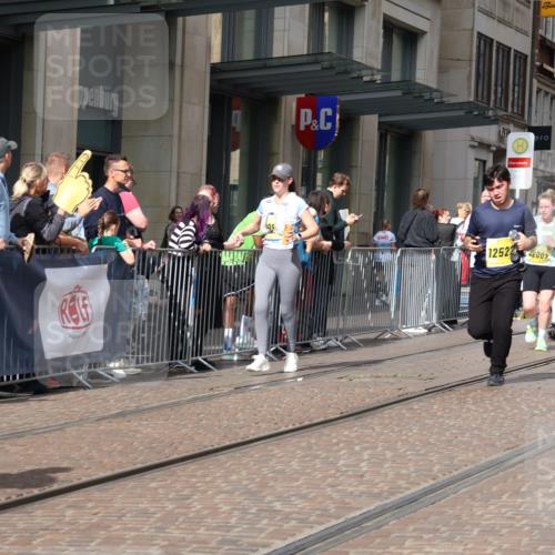 13.09.2026 - 21. swb-Marathon Bremen Strokosch-Dieckow http://msf.ph/oto/10335942 13.09.2026 11:04:48 Ziel 10370, 10411, 10465, 10576, 10697, 10718, 10741, 10800, 10802, 10850, 10975, 10995, 11102, 11105, 11133, 11157, 11218, 11272, 11281, 11326, 11584, 11616, 11722, 11900, 11939, 12002, 12011, 12064, 12079, 12080, 12099, 12235, 12335, 12522, 10160, 10198, 10283, 10315, 10481, 10711, 10729, 10755, 10855, 10856, 10877, 10940, 11006, 11114, 11272, 11364, 11366, 11395, 11518, 11592, 11705, 11757, 11761, 11991, 12005 meine-sportfotos.de