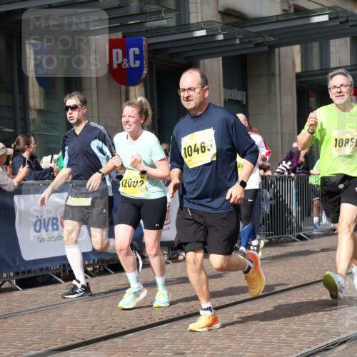 13.09.2026 - 21. swb-Marathon Bremen Strokosch-Dieckow http://msf.ph/oto/10336182 13.09.2026 11:04:53 Ziel 10370, 10411, 10465, 10576, 10697, 10717, 10718, 10800, 10802, 10850, 10975, 10995, 11102, 11105, 11157, 11218, 11281, 11326, 11334, 11584, 11616, 11722, 11900, 12002, 12011, 12064, 12079, 12080, 12099, 12235, 12335, 12522, 10198, 10283, 10315, 10481, 10711, 10729, 10741, 10855, 10856, 10877, 10940, 11006, 11114, 11133, 11272, 11364, 11366, 11395, 11518, 11592, 11705, 11757, 11939, 11991, 12005 meine-sportfotos.de