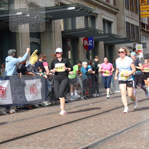 13.09.2026 - 21. swb-Marathon Bremen Strokosch-Dieckow http://msf.ph/oto/10336277 13.09.2026 11:04:55 Ziel 10370, 10411, 10465, 10576, 10697, 10717, 10718, 10800, 10802, 10850, 10975, 10995, 11102, 11105, 11157, 11218, 11281, 11326, 11334, 11584, 11616, 11722, 11900, 12002, 12011, 12064, 12079, 12080, 12099, 12335, 12522, 10198, 10283, 10315, 10481, 10729, 10741, 10855, 10856, 10877, 10940, 11006, 11114, 11133, 11272, 11364, 11366, 11395, 11518, 11592, 11705, 11757, 11939, 11991, 12005 meine-sportfotos.de